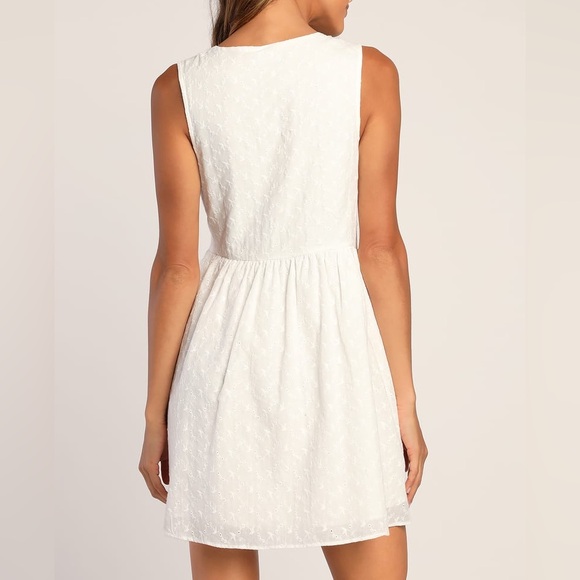 Lulu’s Lace & Time White Eyelet Cotton Sleeveless V-Neck Babydoll Mini Dress 🎀 - Picture 11 of 14